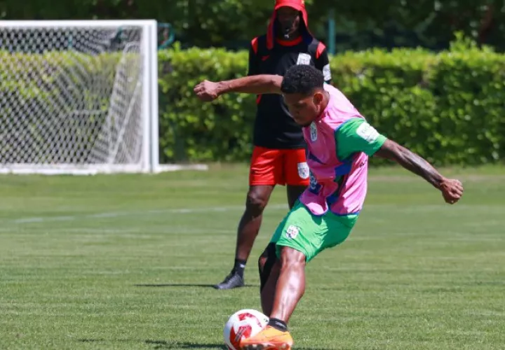 Jorge Dely Valdés supervisa los entrenamientos de la Sub-23. Foto: Fepafut
