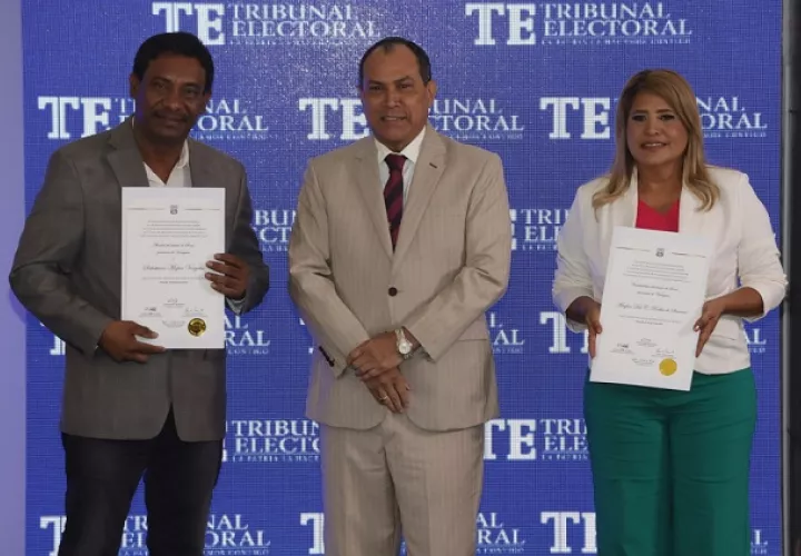 El trovador durante la entrega de las credenciales. Foto: Víctor Arosemena