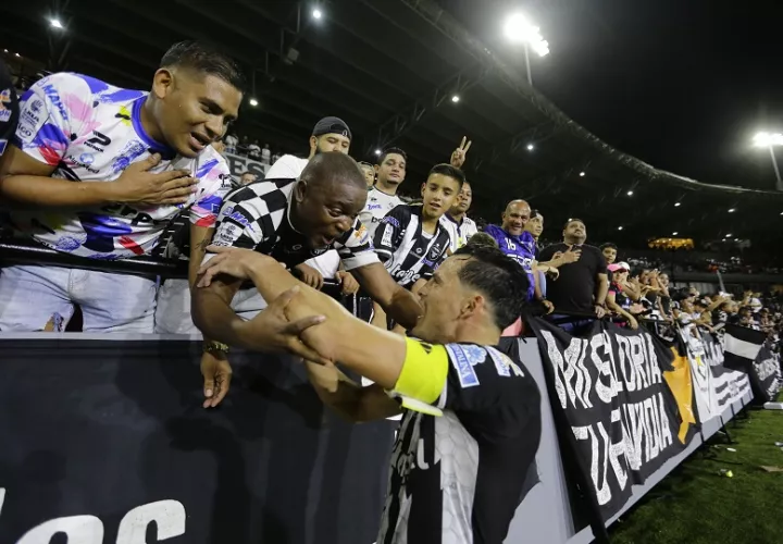 Jan Vargas capitán del Tauro festeja con la afición. Foto: EFE 