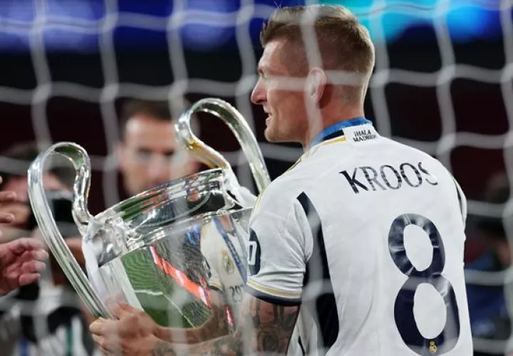 Toni Kroos con la orejona, otra más para la vitrina del Real Madrid. Foto: EFE