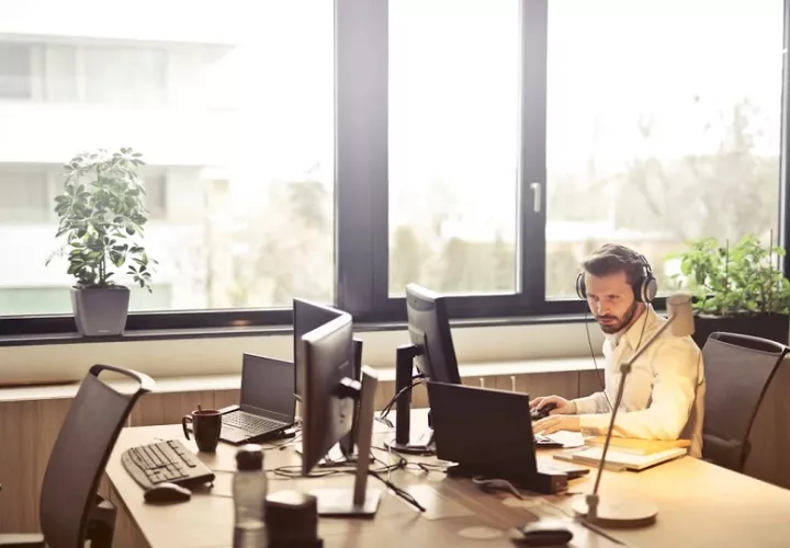 El crecimiento salarial está disminuyendo a nivel mundial debido a las presiones económicas que enfrentan las empresas. Foto: Pexels