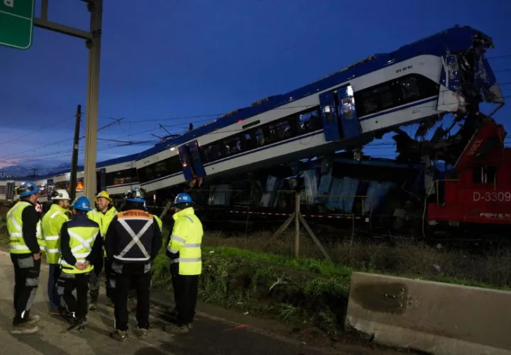 Al menos dos personas murieron tras colisionar en la madrugada del jueves dos locomotoras en la comuna de San Bernardo. Foto: EFE