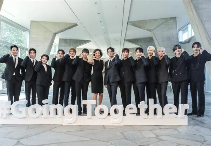 Directora de la Unesco, Audrey Azoulay y miembros de K-Pop Seventeen. Foto: EFE