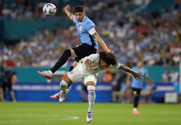 Federico Valverde disputa el balón con el panameño Adalberto Carrasquilla. Foto: EFE 