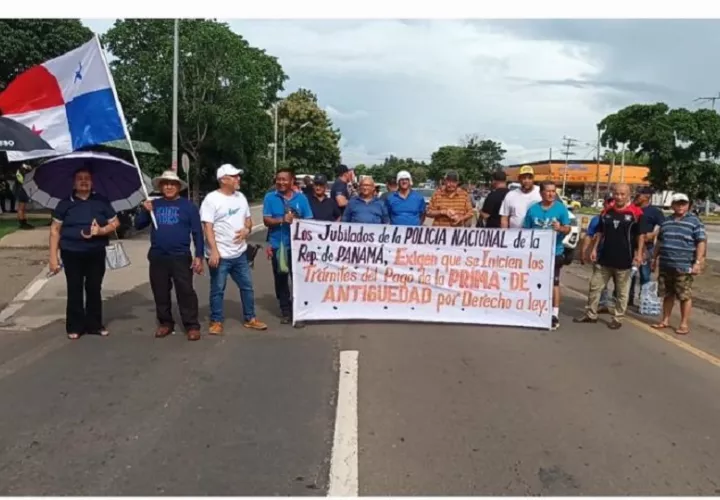 Los agentes en retiro reclaman el pago de las primas de antigüedad a la cual tienen derecho y que según ellos vienen reclamando desde hace varios años. Foto. Melquíades Vásquez