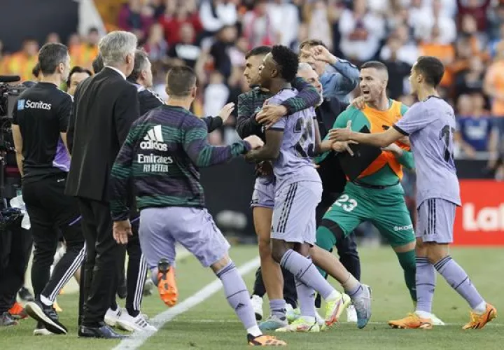 Condenados a 8 meses de cárcel 3 seguidores por insultos racistas a Vinícius en Mestalla. Foto: Archivos