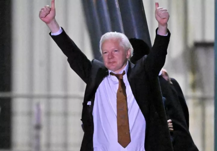 El fundador de WikiLeaks, Julian Assange, saluda a sus seguidores a la llegada el miércoles al aeropuerto de Camberra. Foto: EFE