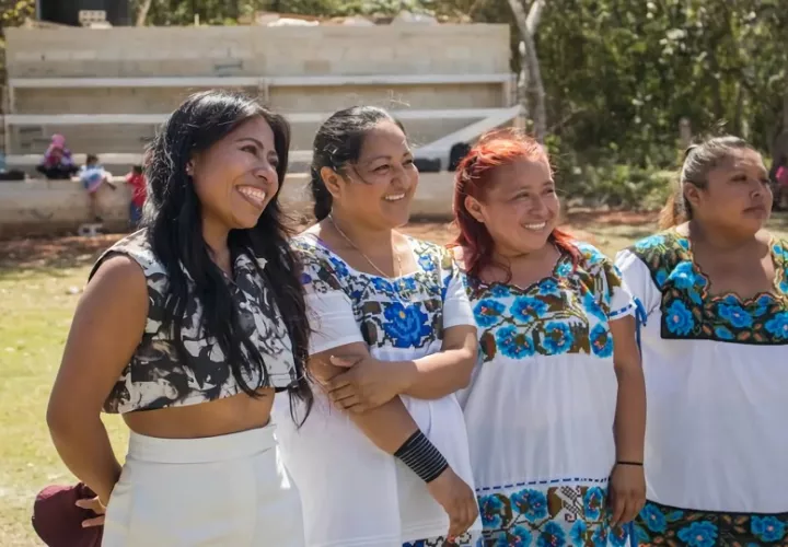 Yalitza Aparicio (i) mientras camina junto a tres integrantes del equipo de sóftbol 'Las Amazonas de Yaxunah', en el pueblo de Yucatán (México). Foto: EFE / ESPN