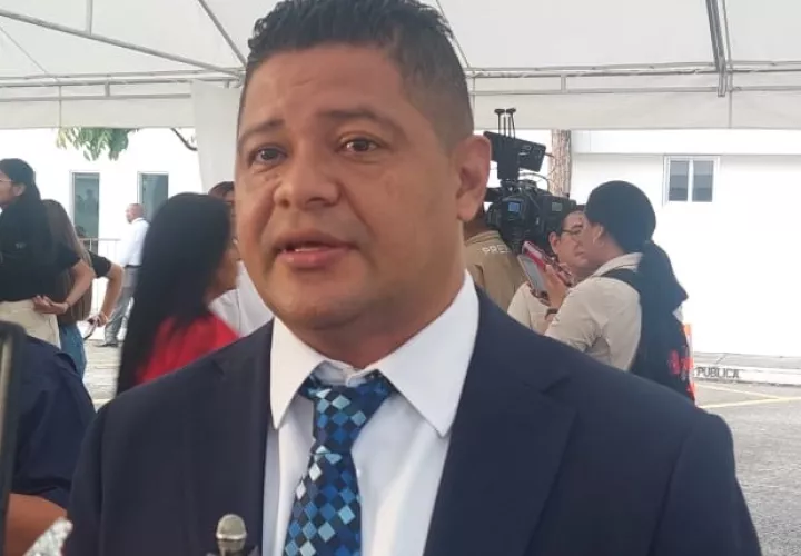 Abdiel Núñez a su llegada a la Asamblea Nacional. Foto. Cristabelis Toribio