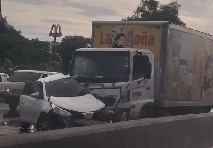 El accidente ocurrió a las 5 de la madrugada cuando la vía estaba mojada. 