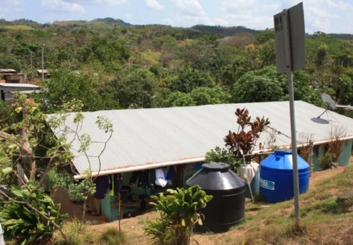 Los residentes  le exigen al Idaan atender con prontitud las roturas y fugas de agua, evitando así la pérdida del vital líquido. Foto.. Eric Montenegro