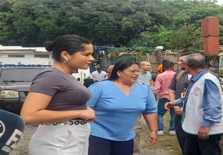 La alcaldesa Irma Hernández junto a Yaviletsy Centella, directora regional de salud. Foto: Vivian Jiménez