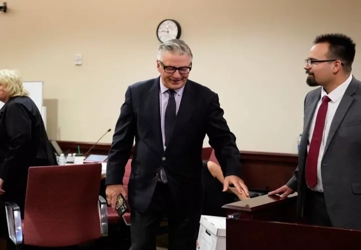 Alec Baldwin (c) sale de la sala del tribunal para almorzar durante el juicio por homicidio involuntario en el Tribunal de Distrito del Condado de Santa Fe en Santa Fe, Nuevo México, EE.UU. Foto: EFE/EPA/Ramsay De Dar
