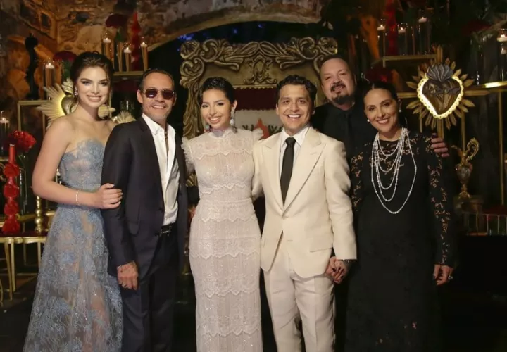 Ángela Aguilar y Christian Nodal (c). Foto: Instagram / @carloslatapi