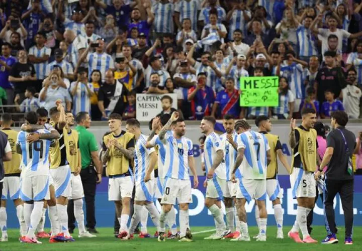 Jugadores de Argentina celebran su clasificación a semifinales en Copa América. Foto: EFE