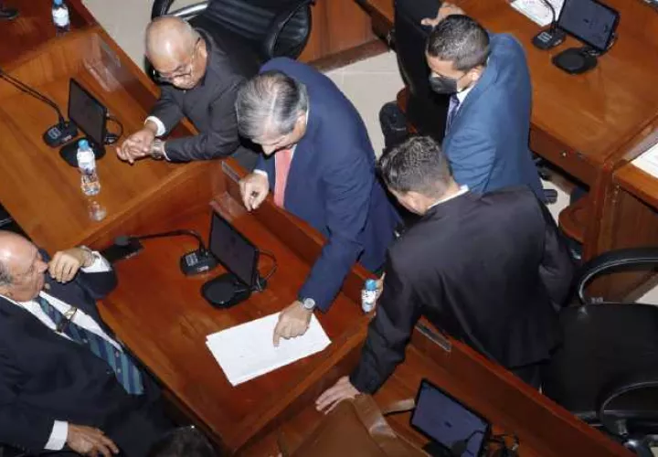 Todavía en la tarde de ayer, se ultimaban detalles para la conformación de las comisiones. Víctor Arosemena
