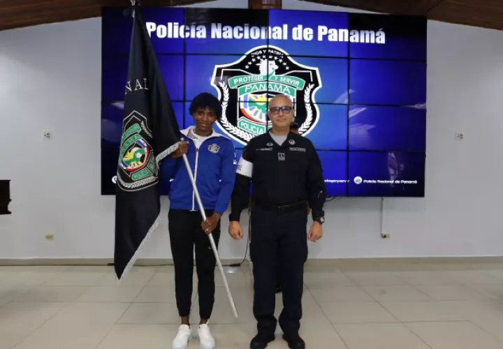Atheyna Bylon recibió el estandarte de la Policía Nacional. Foto: Cortesía