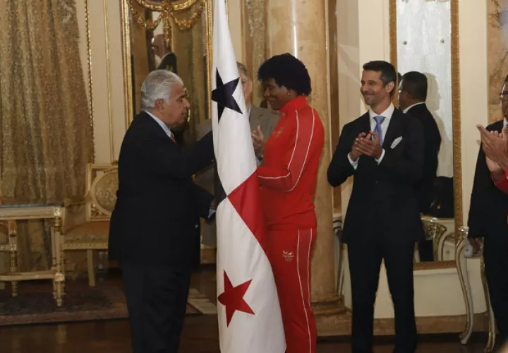 Momento en que el presidente entrega la bandera a Atheyna Bylon. Foto: Víctor Arosemena