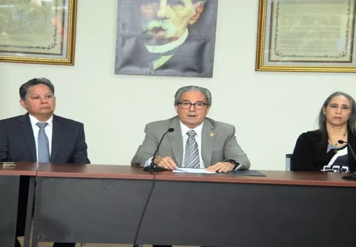 Manuel Zambrano, Fernando Galindo y Reina Roa, durante conferencia de prensa sobre el aumento de casos de dengue. Foto: Cortesía