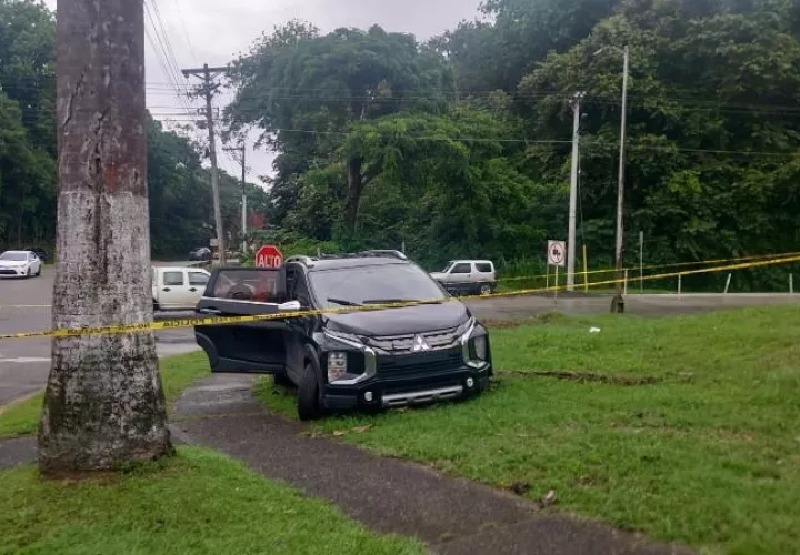 Dentro del vehículo negro se encontró un arma de fuego. Foto: DiomedesSánchez 