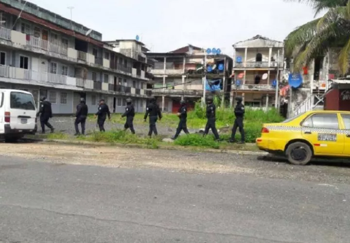 Policías fueron movilizados por diversas calles de Colón. Foto: Diomedes Sánchez 