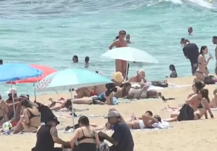 Millones de turistas llegan anualmente a Barcelona. 