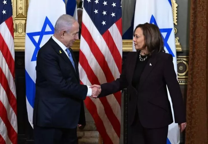  El primer ministro de Israel, Benjamin Netanyahu, saluda a la vicepresidenta estadounidense, Kamala Harris. Foto: EFE