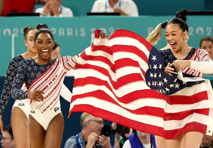Simone Biles (izq.) festeja junto a sus compañeros de equipo de los Estados Unidos. Foto: EFE