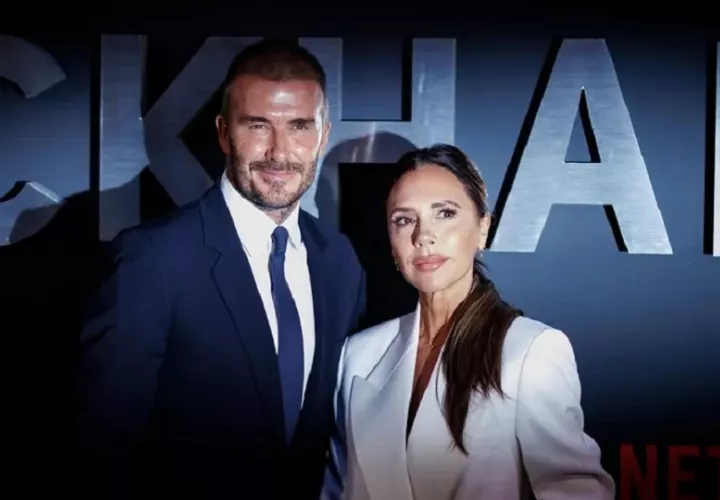 El ex futbolista británico David Beckham y su esposa, la diseñadora de moda británica Victoria Beckham, asisten al estreno de 'Beckham' en el Curzon Mayfair, Londres. Foto: EFE / EPA / Tolga Akmen