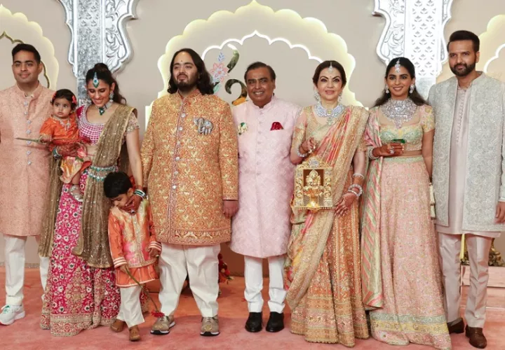 La familia del magnate indio Mukesh Ambani, Anant Ambani previo a la boda. Foto: EFE