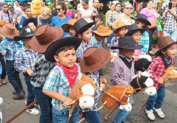Los niños recorrieron las principales calles de la ciudad de Santiago.Foto: Melquiades Vásquez.