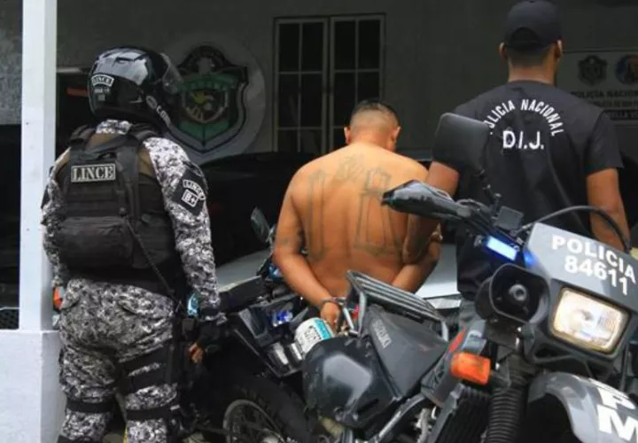 Detenido salvadoreño presunto miembro de la pandilla o mara Barrio 18. Foto: Cortesía