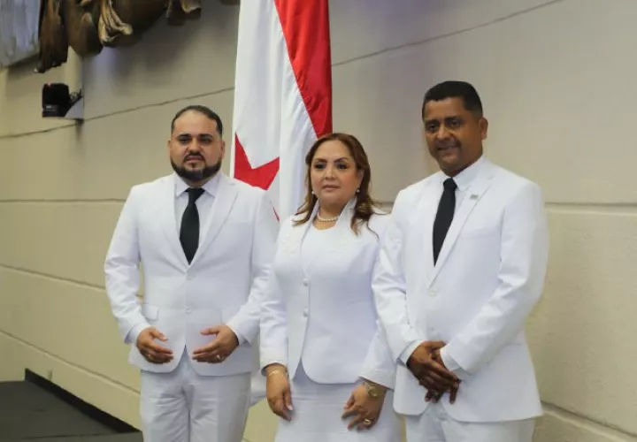 Integrantes de la nueva junta directiva. De izquierda a derecha: Jamis Acosta, segundo vicepresidente; Dana Castañeda, presidenta; y Didiano Pinilla, primer vicepresidente. Cortesía