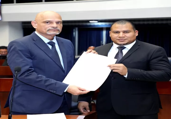 Diputado Ernesto Cedeño hace entrega del Anteproyecto de Ley. Foto: Twitter:@ernestocedeno