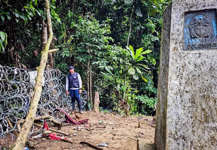 Las cercas en Darién buscan redireccionar el flujo a un solo punto. Foto: EFE