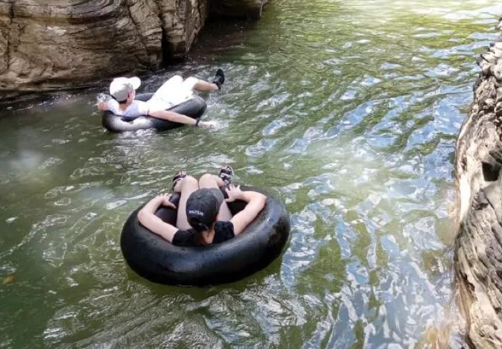 La práctica del 'rafting' aprovechando la corriente del río Chame, desde su nacimiento, brinda a los visitantes un recorrido de medio kilómetro de pura emoción.