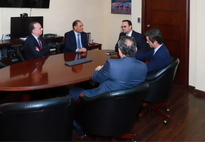   Reunión entre el presidente de Chiquita Brands, Carlos López con el ministro del MICI, Julio Moltó, y el viceministro de Comercio Exterior, Carlos Hoyos. Foto: Cortesía