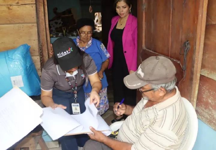 Los adultos mayores recibieron asistencia por parte de funcionarios del Mides en esta provincia. Foto: Cortesía. 