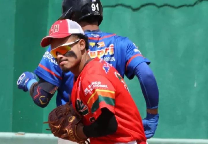 Los equipos de Chiriquí y Azuero se trasladan al estadio Roberto 'Flaco Bala' Hernández para seguir  con la serie final de béisbol U23. Foto: Fedebeis