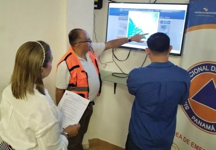 La gobernadora Aixa Sanrramaría, junto y al director regional de Sinaproc, Reyes Pimentel , hacen las evaluaciones sobre el sismo y su réplicas en Chiriquí. Foto. Cortesía Sinaproc