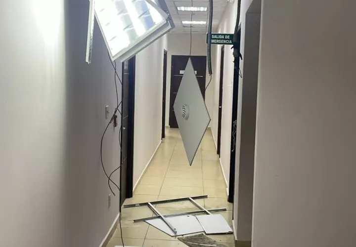 Se informó que hubo daños en el cielo raso en el Órgano Judicial. Foto. Sinaproc