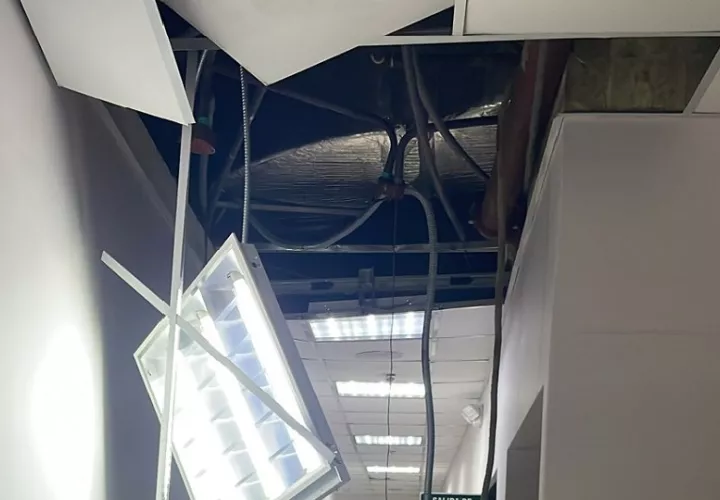 Por el fuerte movimiento sísmico el cielo raso se cayó. Foto. Sinaproc 