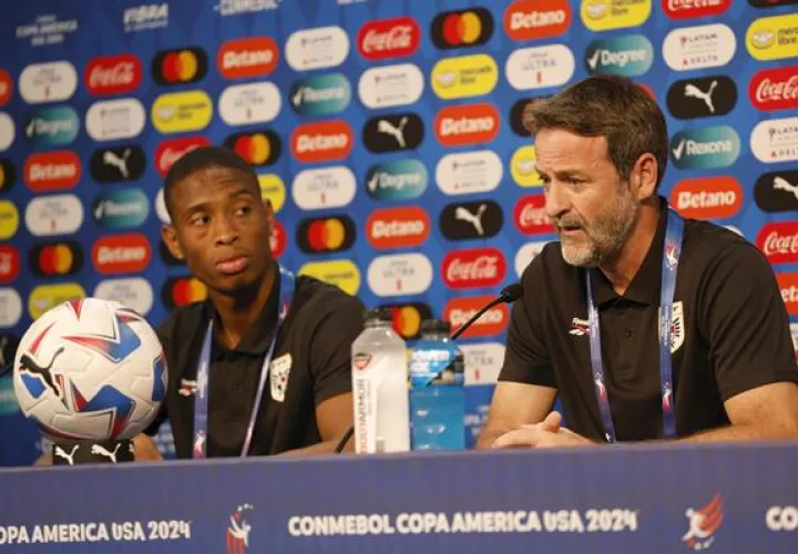El defensa Edgardo Fariña (izq) y Thomas Christiansen técnico de Panamá. Foto: EFE