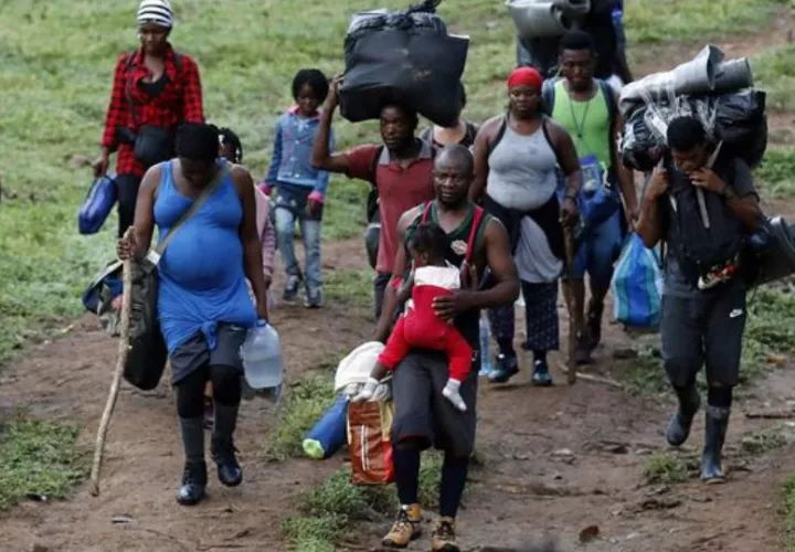 Migrantes haitianos en su camino hacia Panamá por el Tapón del Darién. Foto: EFE