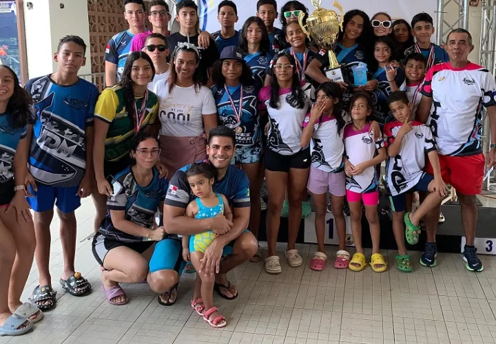 Los nadadores del Club Los Tigres de Mar lograron colgarse la medalla en seis  categorías. Foto: Eric A. Montenegro