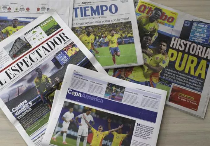 Periódicos colombianos que destacan a la selección colombiana de fútbol en Bogotá.