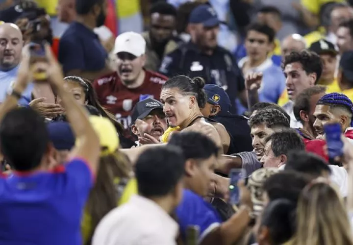 Darwin Núñez de Uruguay (cent.) se pelea con los fanáticos, luego del partido contra Colombia en la semifinal de la Copa América. Foto: EFE