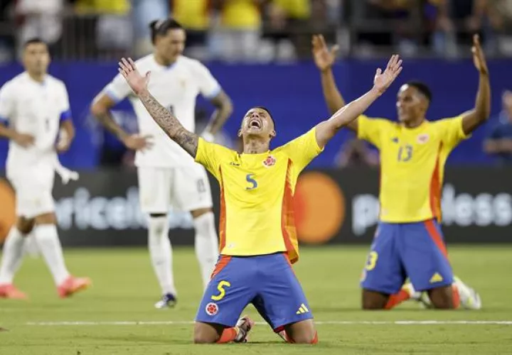 Kevin Castaño (5) y Yerry Mina (13) de Colombia celebran su pase  a la final de la Copa América ante Uruguay. Foto: EFE