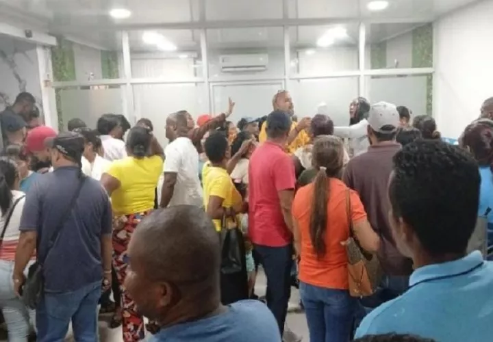 Se detalló que a los empleados municipales les adeudan al menos cuatro quincenas y la partida del XIII mes. Foto. Diomedes Sáncxhez