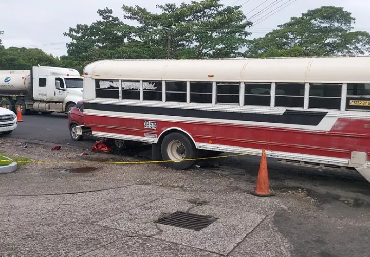 El cuerpo del hombre quedó encima de la parte frontal de la camioneta, quedando aprisionado con la parte de atrás del bus. Foto. Diomedes Sánchez